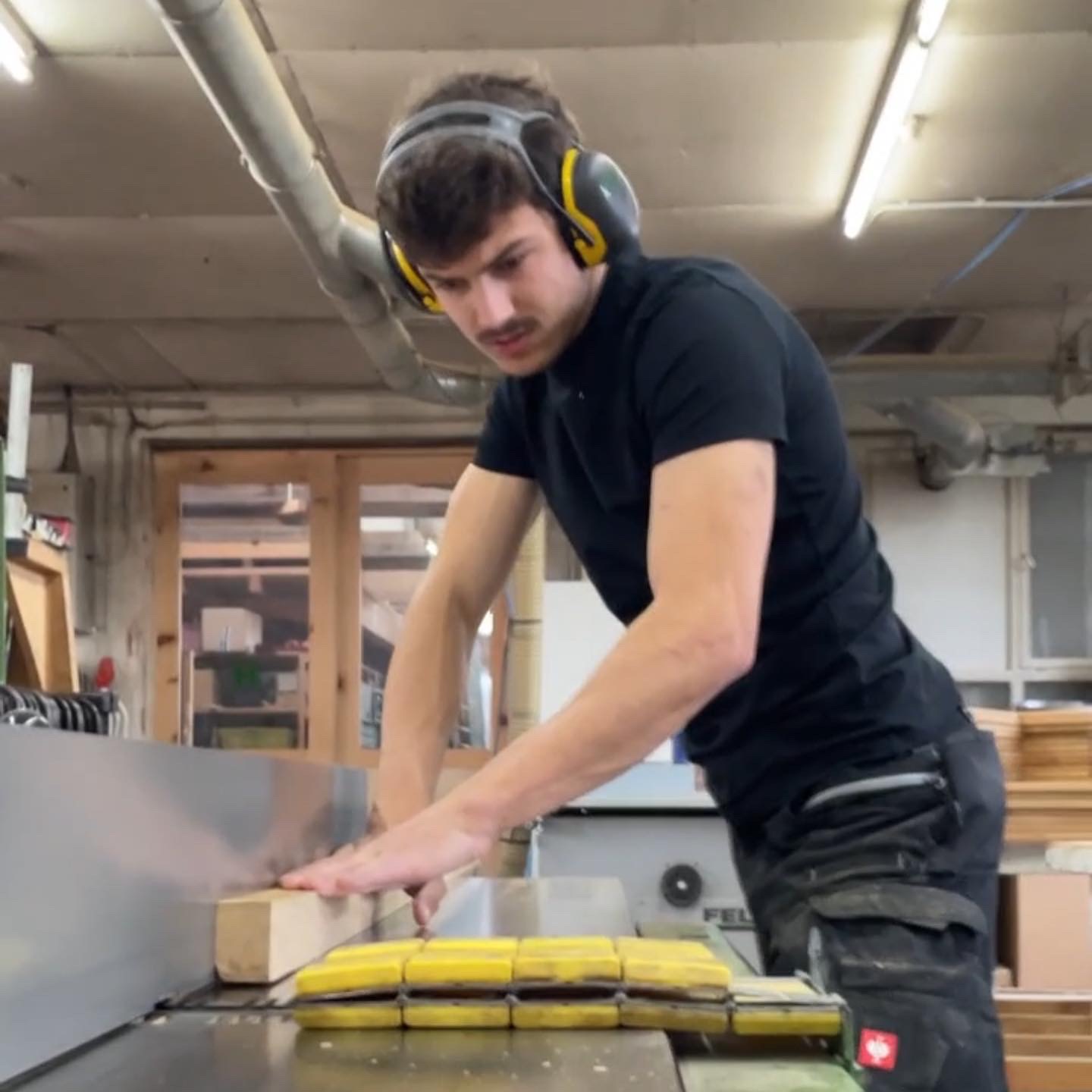 Anton an der Hobelmaschine