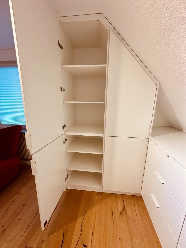 Schräger Schrank mit offener Tür und einlagen