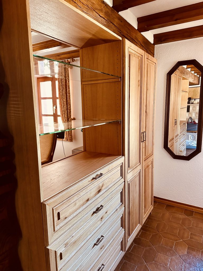 Garderobe aus Eiche mit geöffneten Türen