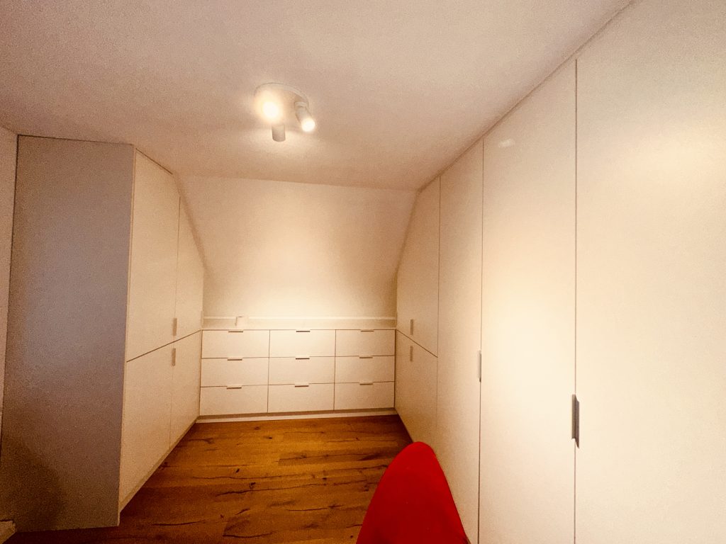 Weißer Schrank mit Türen geschlossen