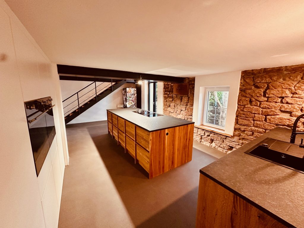 Kücheblock in der Mitte des Raumes mit Kochfeld aus Eiche