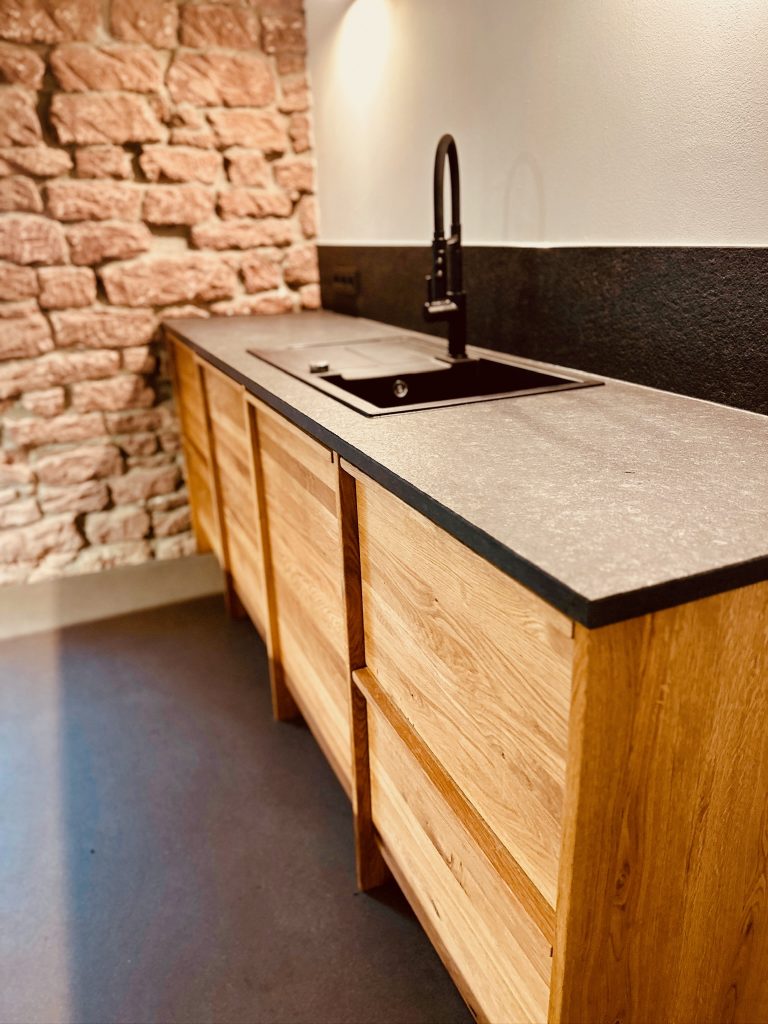 Küchenzeile mit Waschbecken - Eiche Front, schwarze Arbeitsplatte