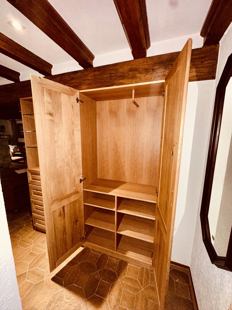Garderobe aus Eiche mit geöffneten Türen