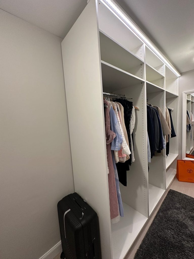 Offener Kleiderschrank nach Maß mit Kleiderstangen, Hutablagen und verstellbaren Fachböden aus weißer Spanplatte – Holzmanufaktur Wilhelm