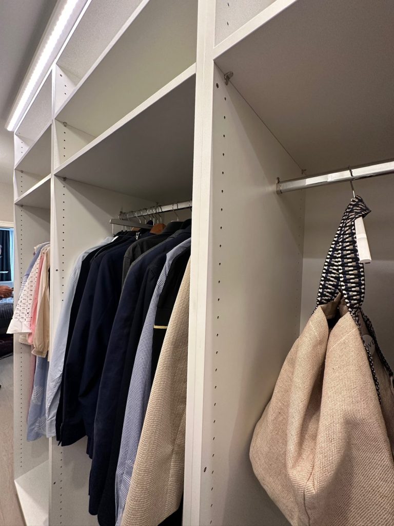 Verchromte Kleiderstange und verstellbare Fachböden in einem weißen Einbauschrank nach Maß, Ankleide Baden-Baden